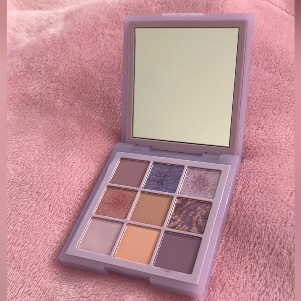 Huda beauty lilac pastels eyeshadow palette